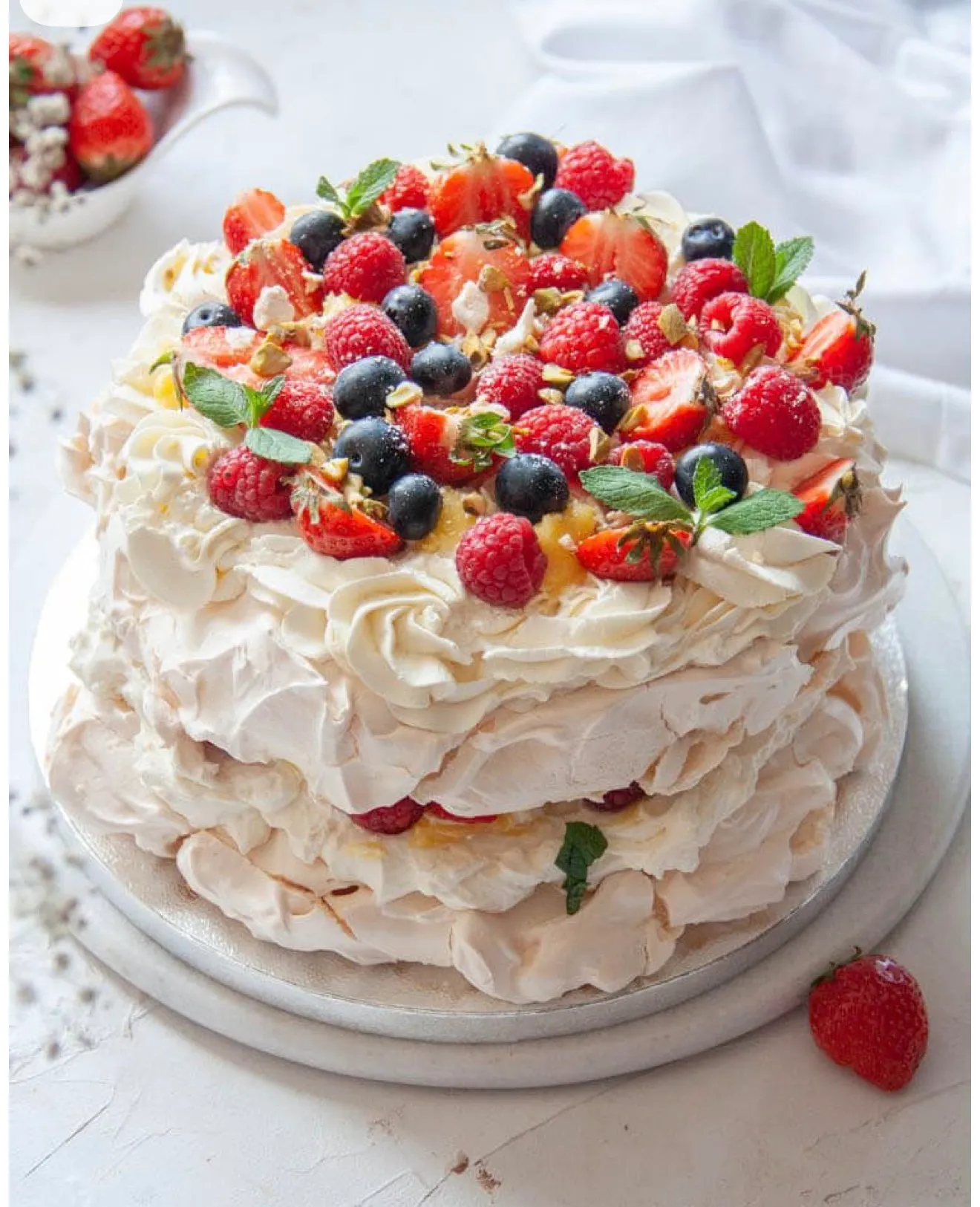 Tort bezowy pavlova z owocami Kraków